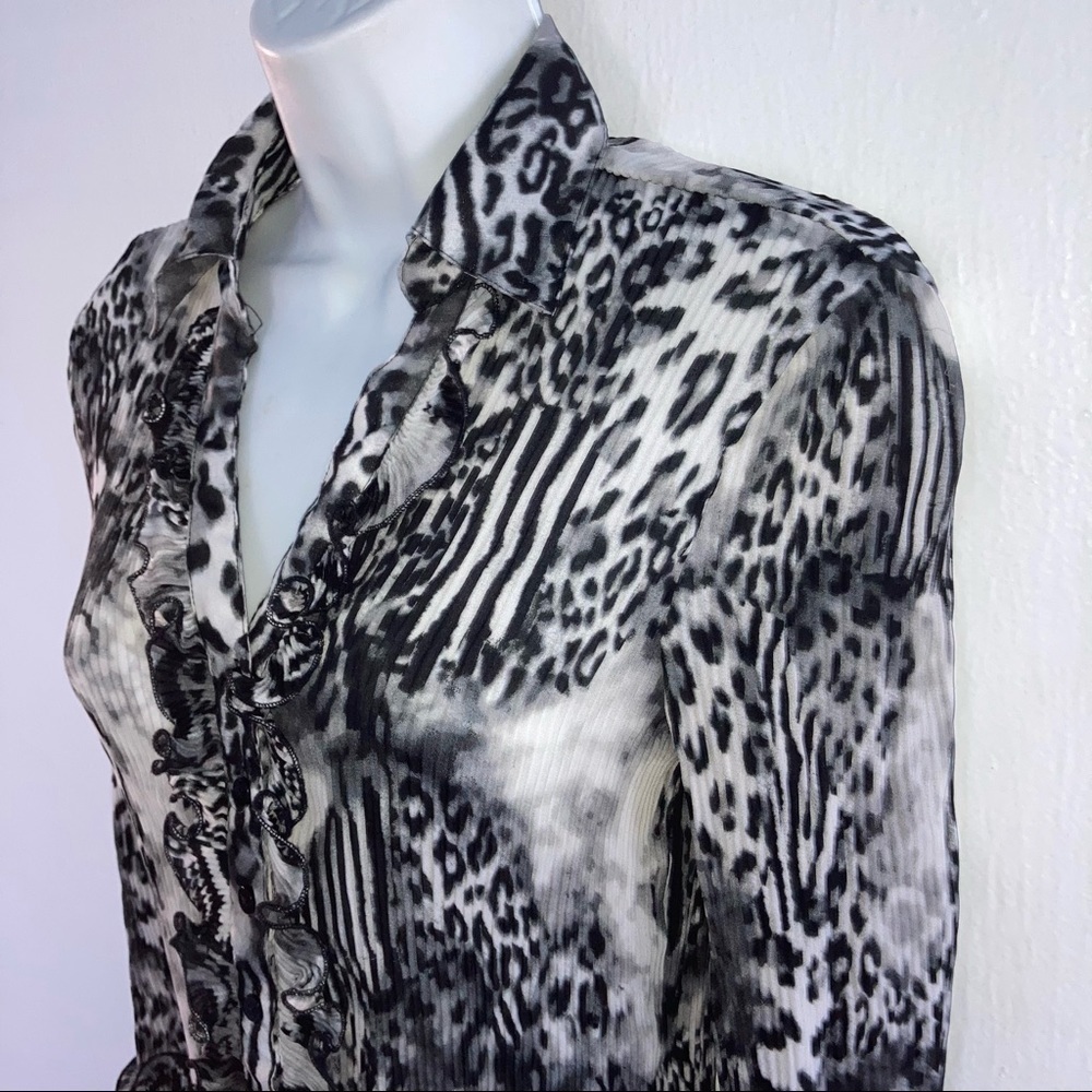 Sioni Crinkle Poly Ruffle Front Animal Print Top M Black White Gray - Picture 5 of 7